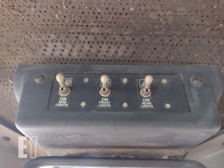 2005-caterpillar-d4g-xl-image-9