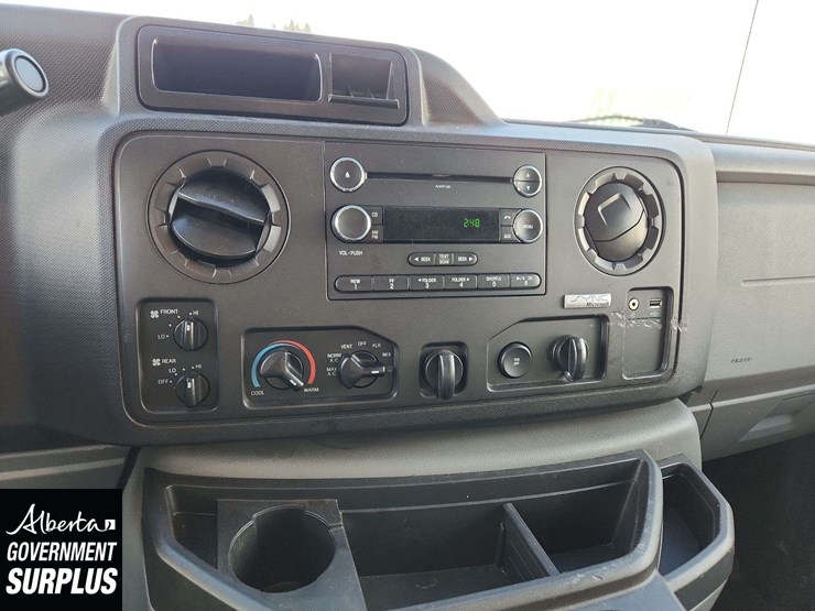 2014-ford-cargo-image-22