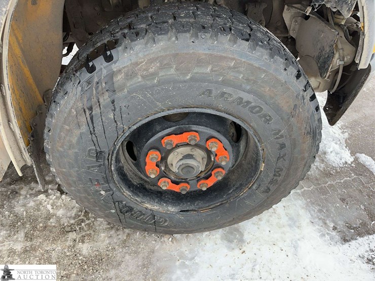 2011-freightliner-m2-106-image-9