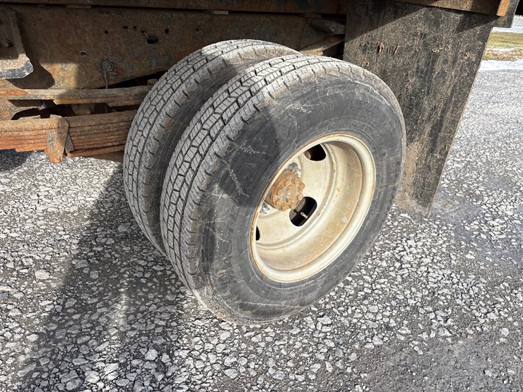 #1113-•-2004-gmc-sierra-pickup-truck-image-23