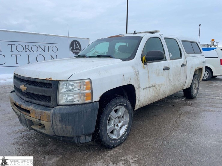 2013-chevrolet-silverado-1500-ls-image-2