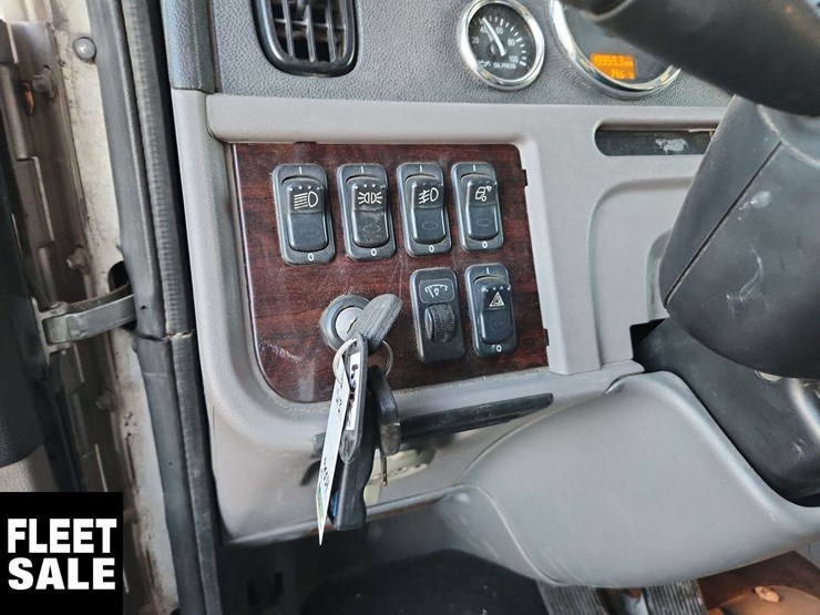 2016-peterbilt-367-image-24