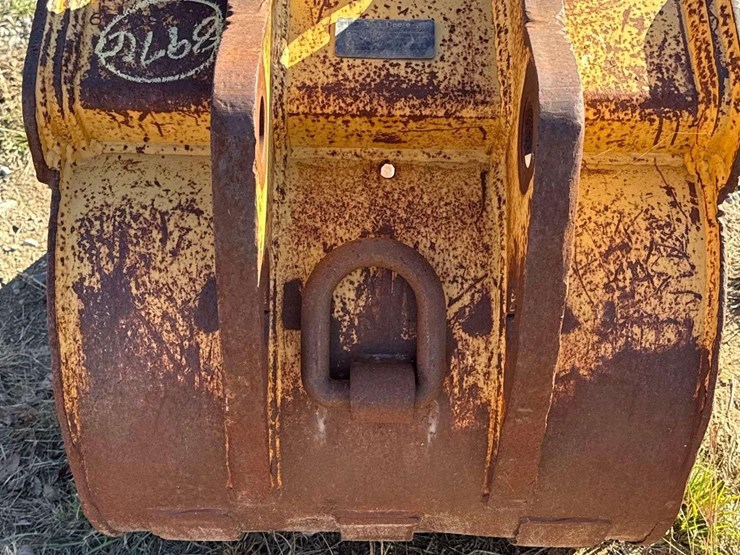 john-deere-24in-digging-tooth-bucket-excavator-attachment-image-3