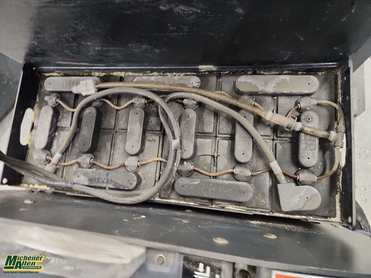 linde-electric-forklift-with-charger-non-operable-linde-ews40-4000-lbs-lbs-forklift-image-10