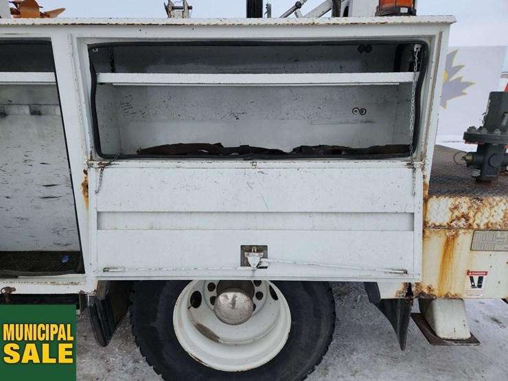 2016-freightliner-m2-106-image-30