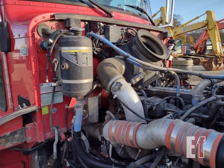 peterbilt-330-image-17