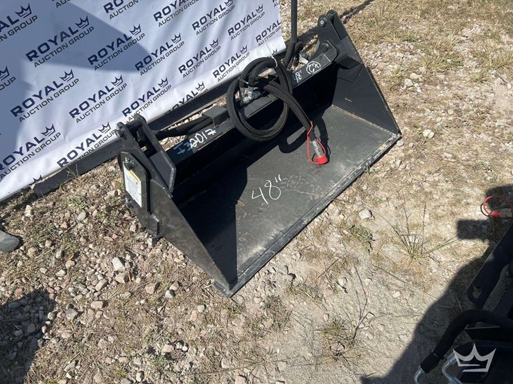 2025-wolverine-mcb-11-48w-48in-hydraulic-4-way-clamshell-bucket-skid-steer-attachment-image-4