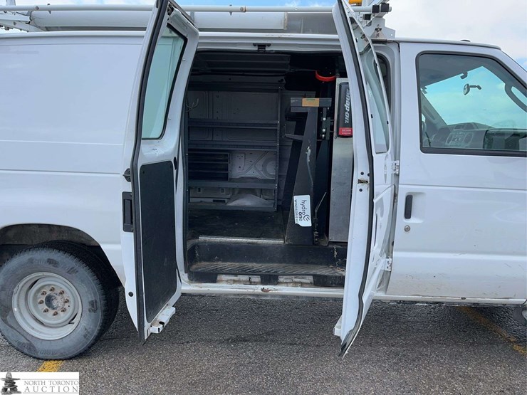 2013-ford-cargo-image-27