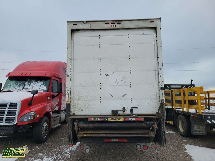 2006-freightliner-m2-106-image-5