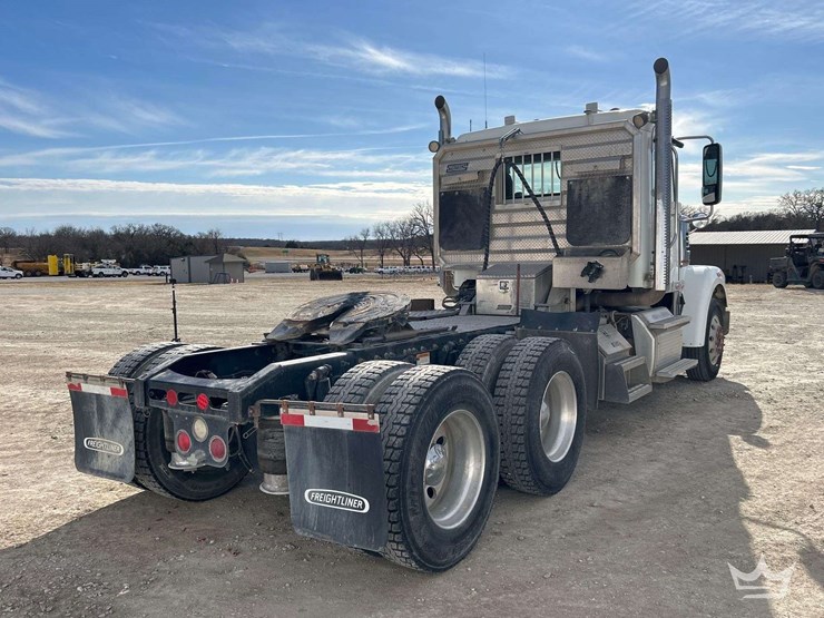 2015-freightliner-122sd-image-3