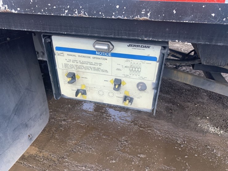 2016-freightliner-114sd-image-18