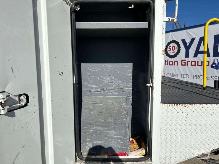 2006-international-bucket-truck-image-23