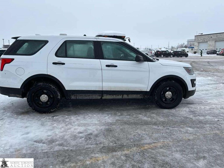 2017-ford-explorer-image-39