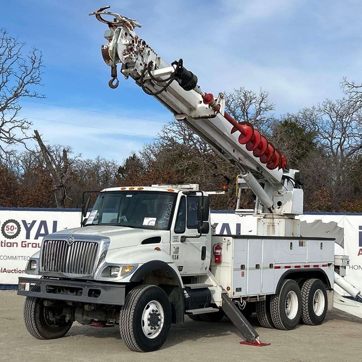 2007 International Derrick Digger Truck