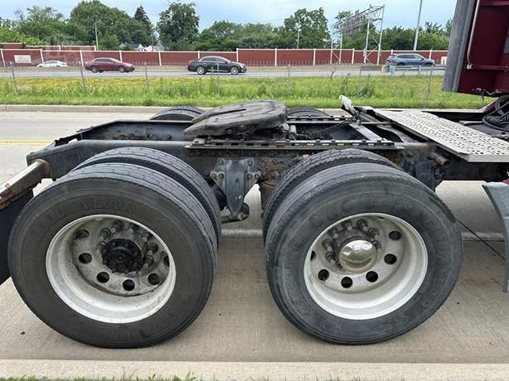 2004-freightliner-st120-truck-image-5