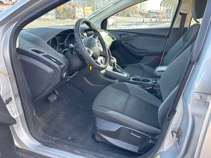 #1110-•-2012-ford-focus-passenger-car-image-4