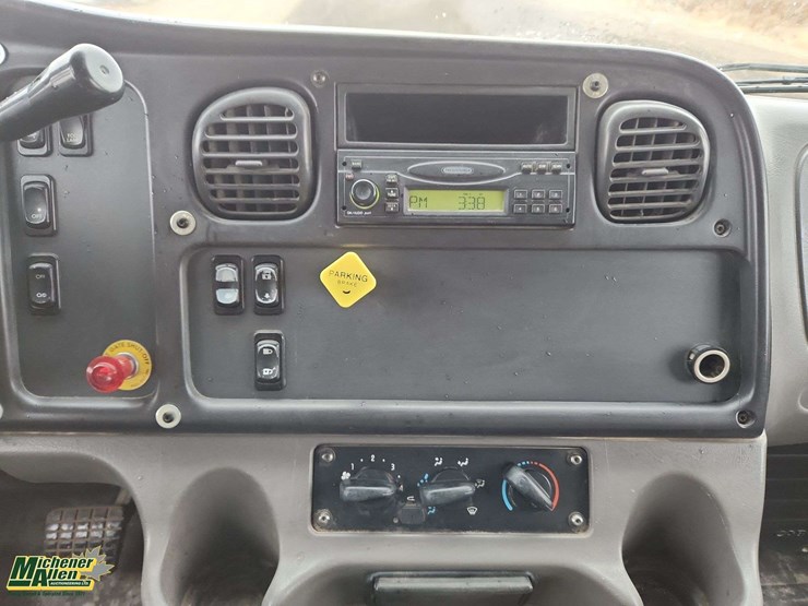 2007-freightliner-m2-106-image-8