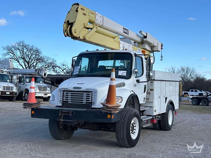 2006-freightliner-m2-bucket-truck-image-1