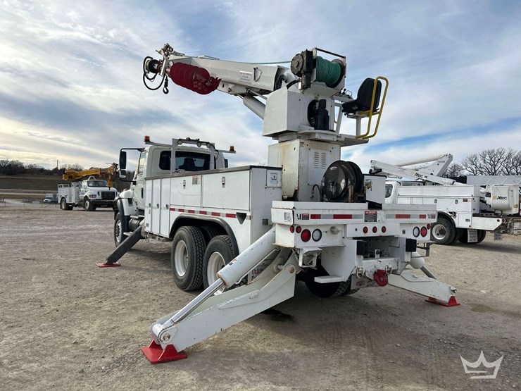 2007-international-derrick-digger-truck-image-2