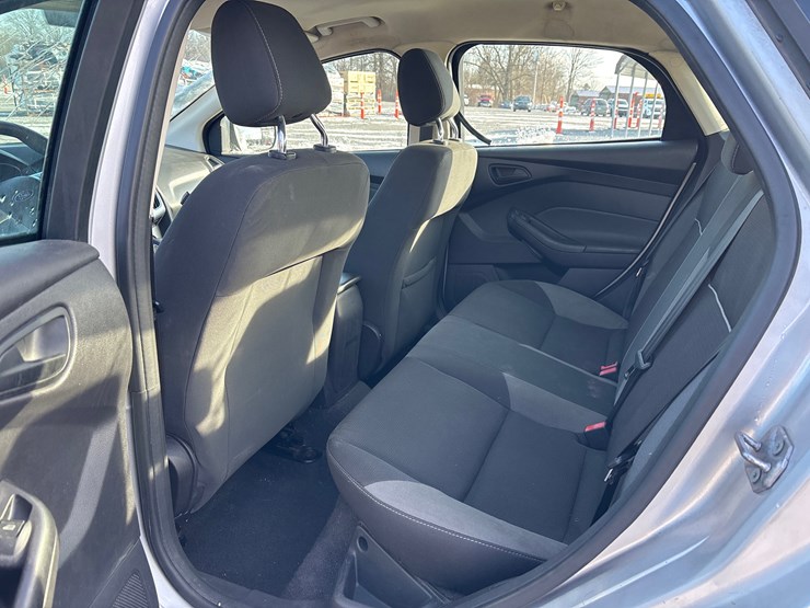 #1110-•-2012-ford-focus-passenger-car-image-5
