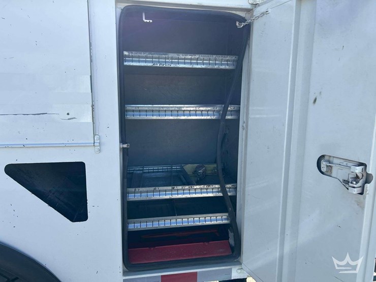 2006-international-bucket-truck-image-32