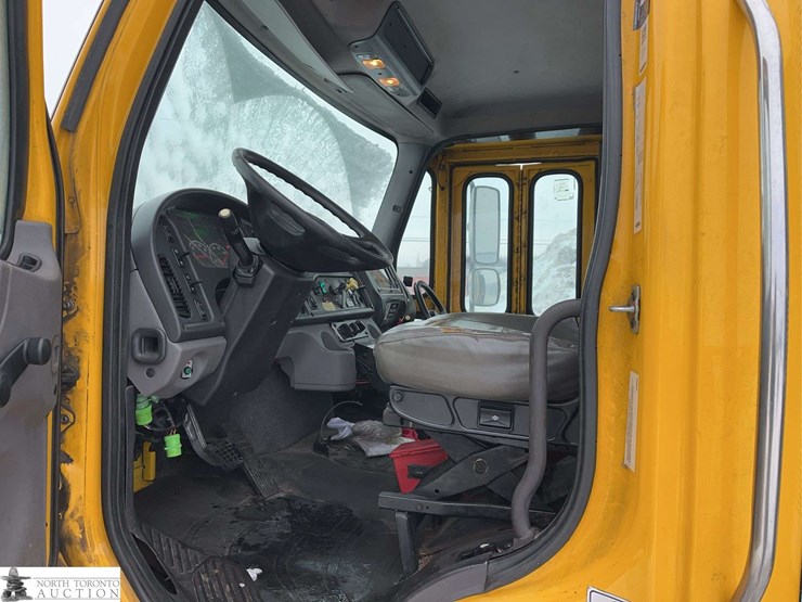 2018-freightliner-m2-106-image-14