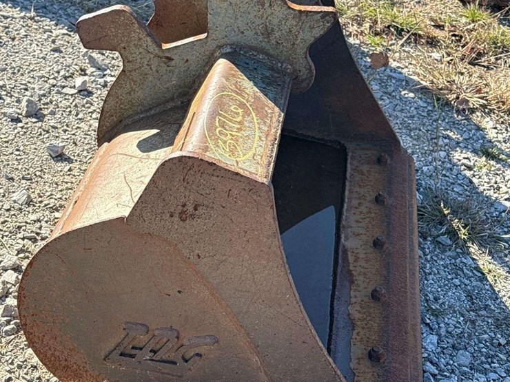 tag-32in.-bucket-excavator-attachment-image-4