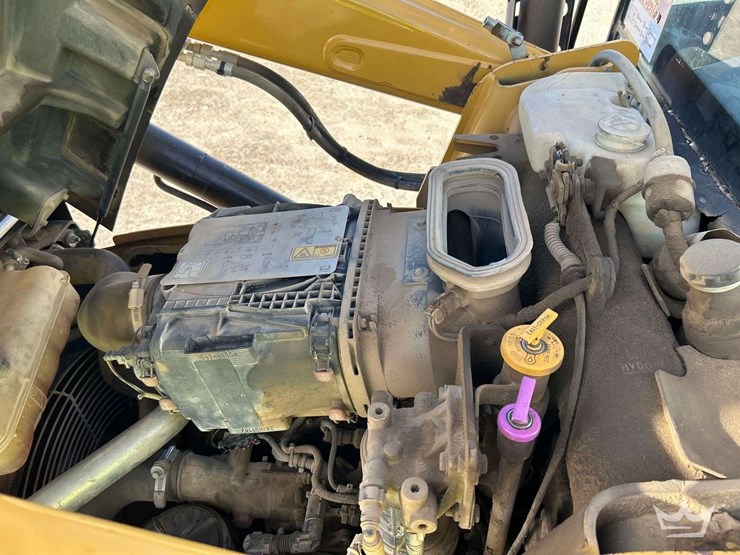 2015-caterpillar-backhoe-image-7