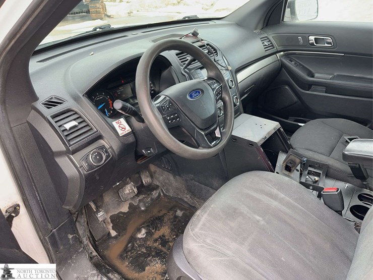 2019-ford-explorer-image-27