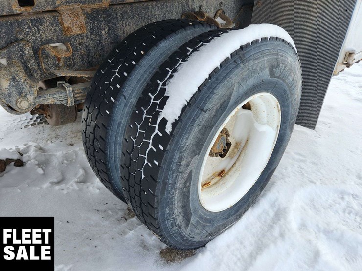 2020-freightliner-m2-106-image-11