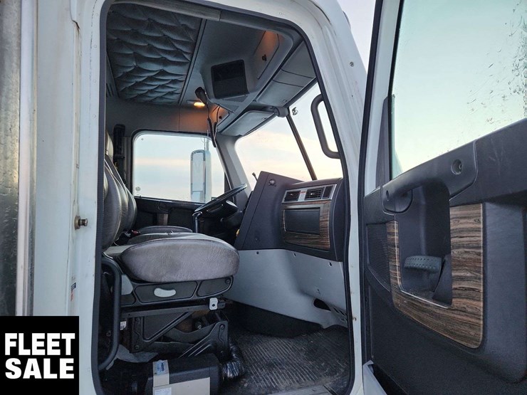 2011-freightliner-coronado-122-sd-image-17