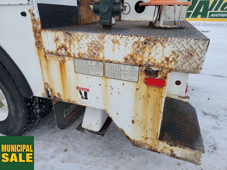 2016-freightliner-m2-106-image-37