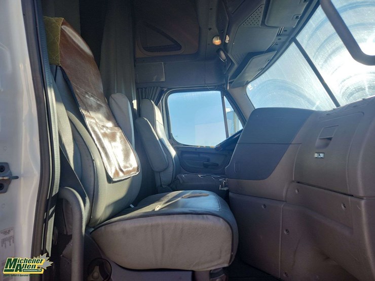 2009-freightliner-cascadia-t/a-sleeper-tractor-image-17