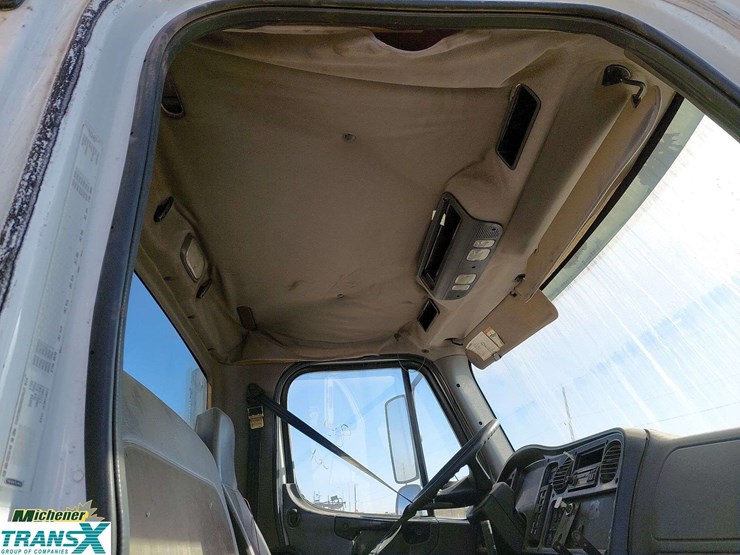 2005-freightliner-m2-106-image-16