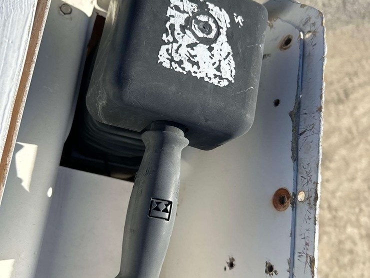 2006-international-bucket-truck-image-44