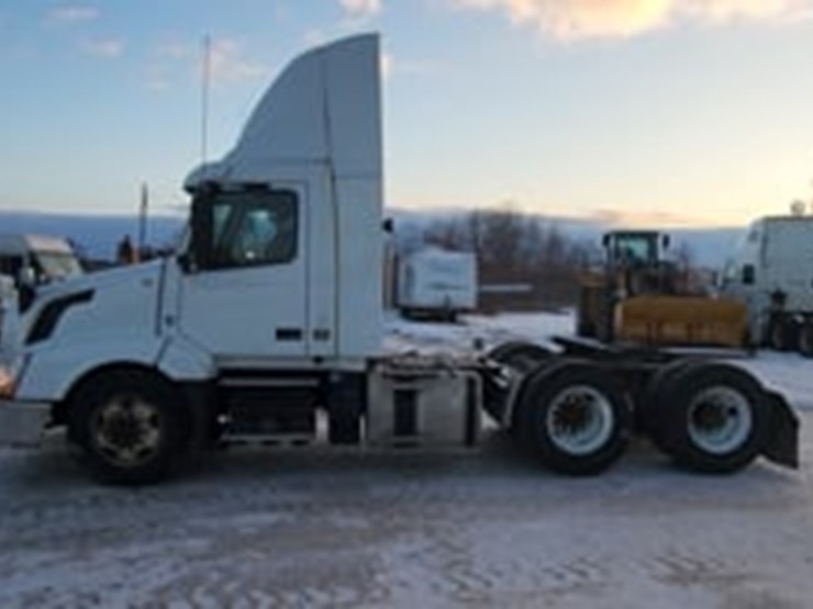 2015-volvo-vnl-t/a-day-cab-tractor-image-5