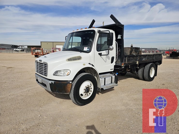 2011-freightliner-m2-106-image-1