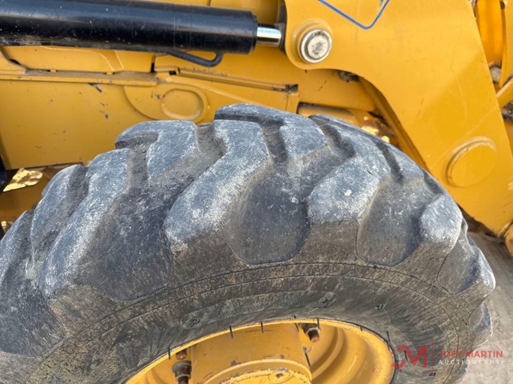 2019-caterpillar-420f2-image-17