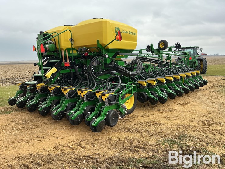 2025-john-deere-db60-image-5