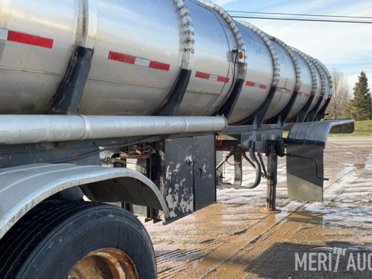 polar-mfg-co.-5,500-gallon-stainless-steel-tanker-image-36