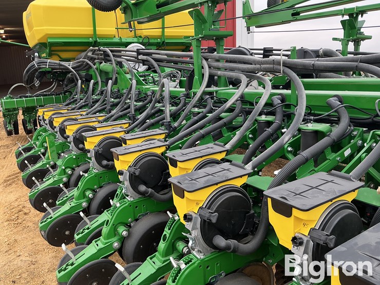 2025-john-deere-db60-image-14