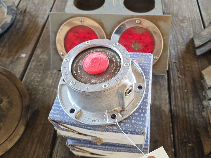 stemco-hub-caps-and-lights-image-1