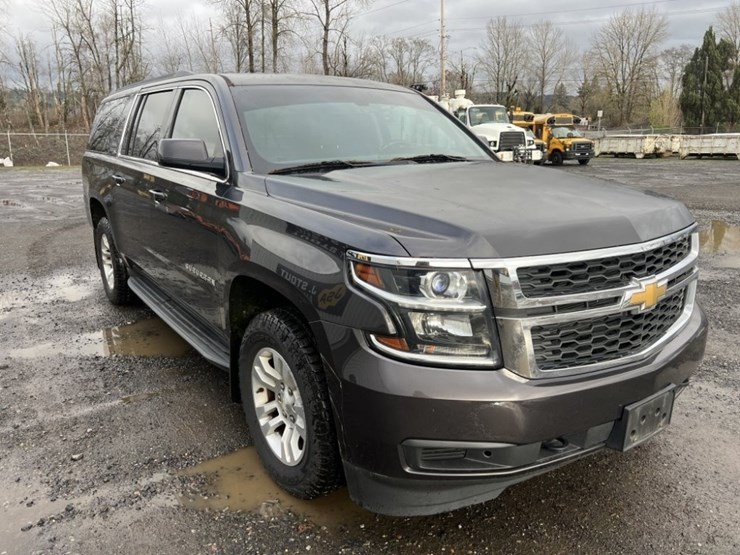 2016-chevrolet-suburban-image-2