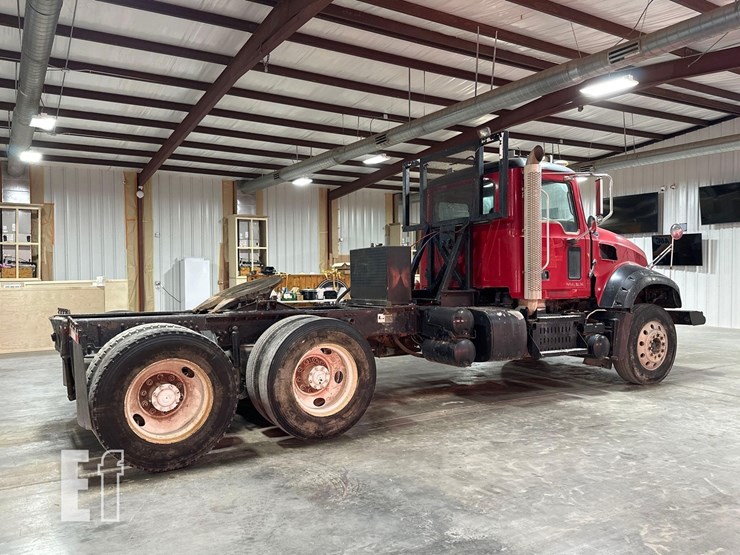 2012-mack-granite-gu713-image-3