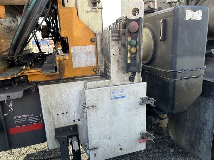 2012-peterbilt-320-image-28