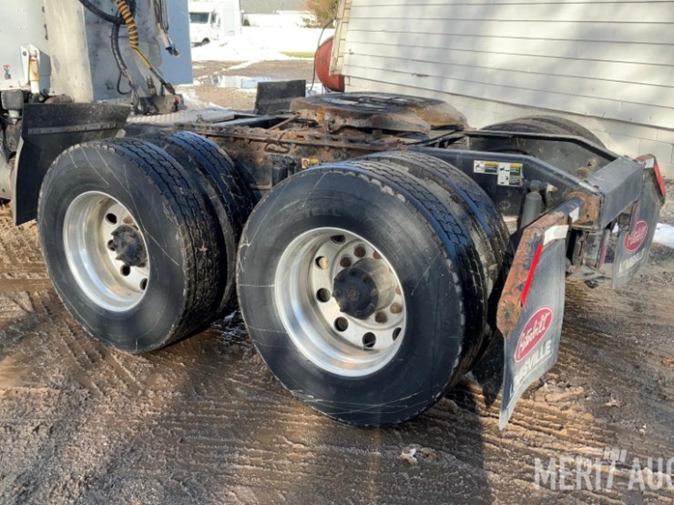 2012-peterbilt-384-image-21