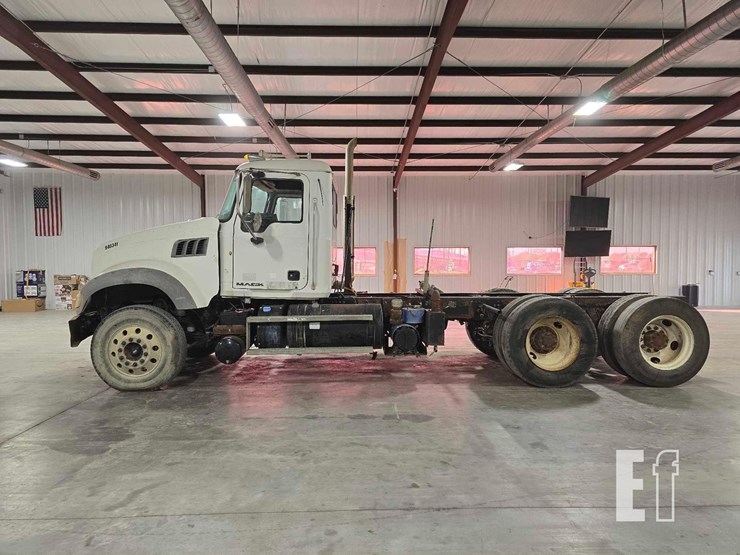 2012-mack-granite-gu713-image-5