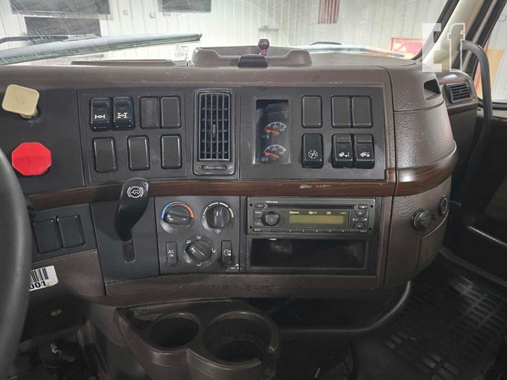 2013-volvo-vnl64t300-image-14