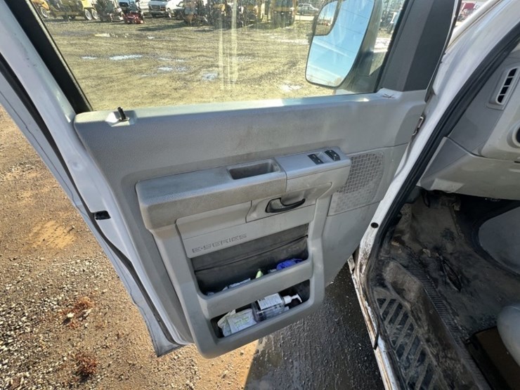 2011-ford-e350-image-25