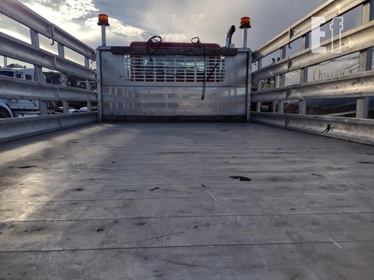 peterbilt-330-image-32